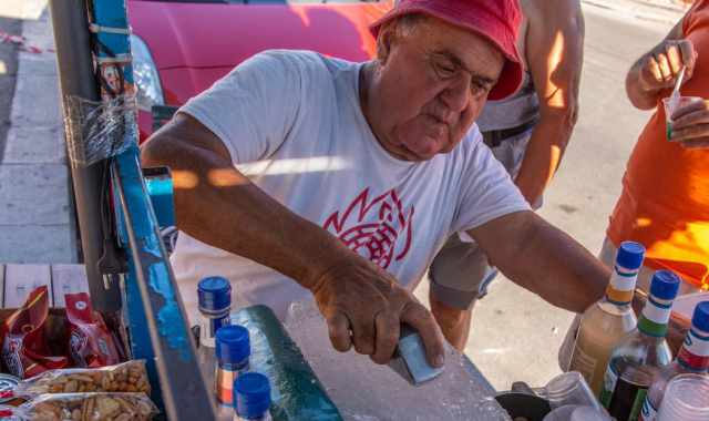 Bari, la storia di Nicola "Parasole": dalle visiere allo stadio alla grattamarianna sul mare 